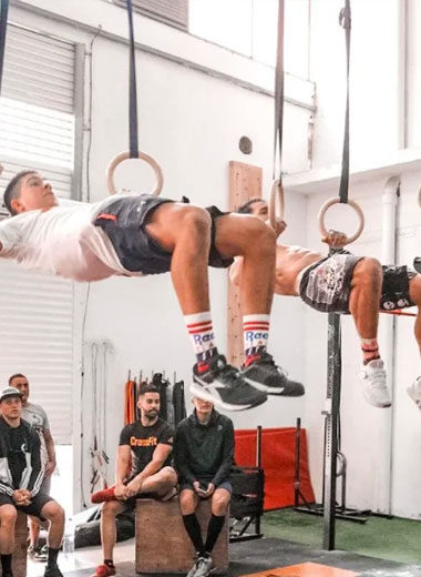 Imagen de personas en el gimnasio tomando una clase de Gimnásticos