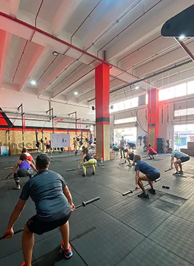 Imagen de personas en el gimnasio tomando una clase de Iniciación