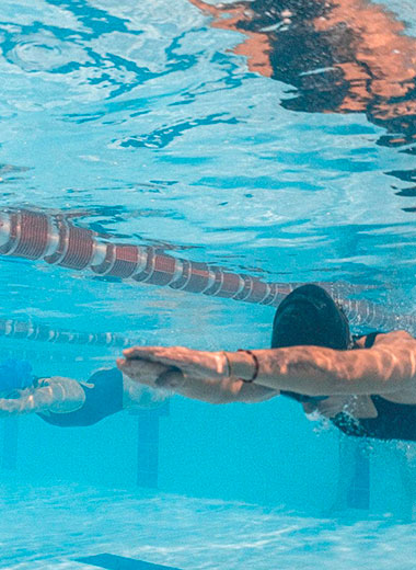 Imagen de personas en una piscina tomando clases de Natación